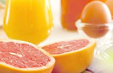 stessa colazione con uova e frutta